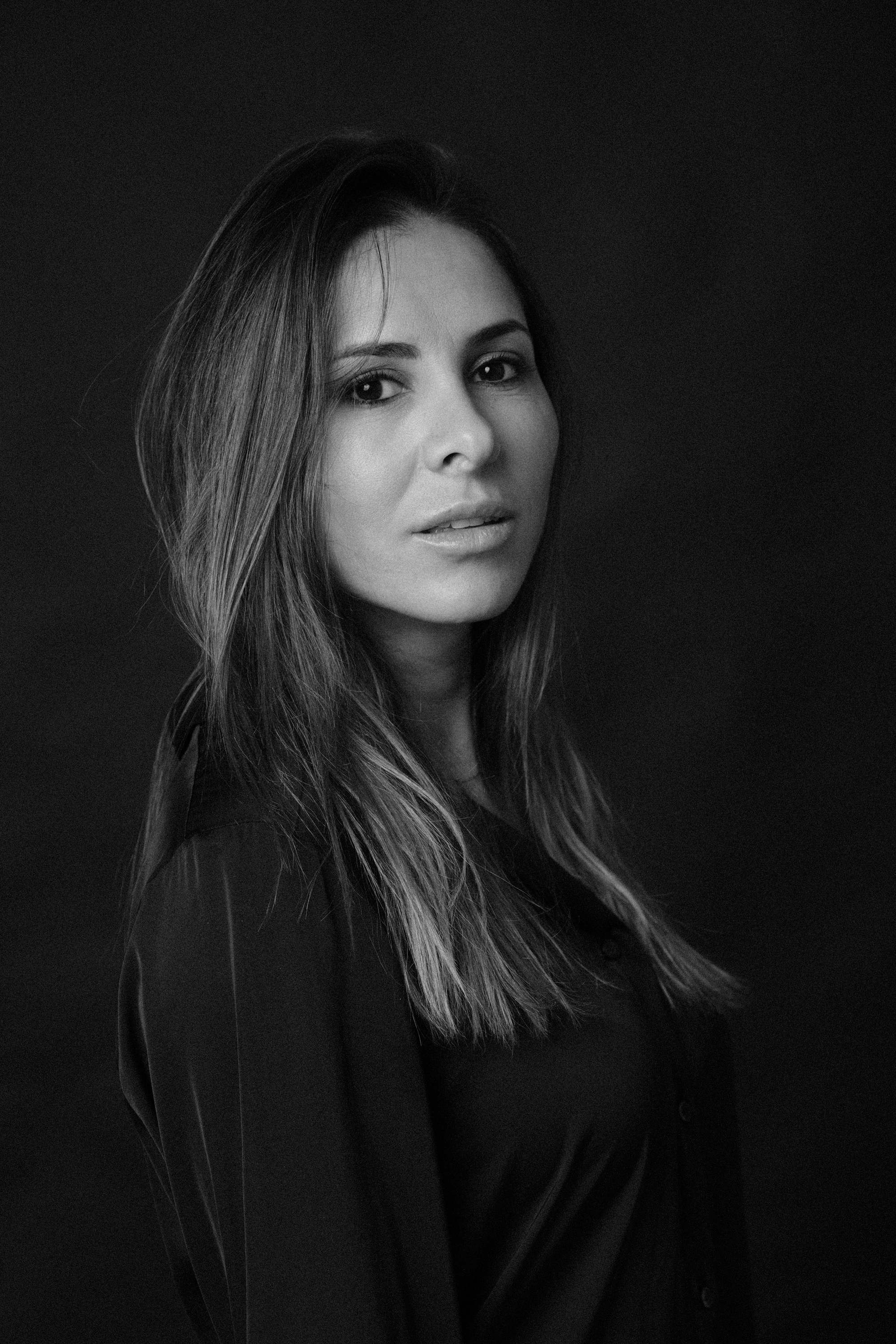 Retrato de Tamara Chamorro en blanco y negro sobre fondo oscuro